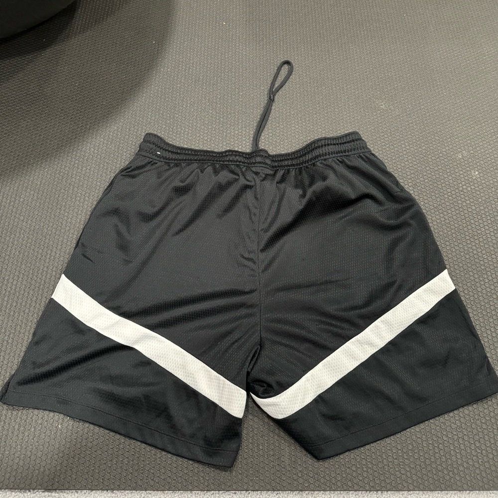 Nike basketball shorts XL